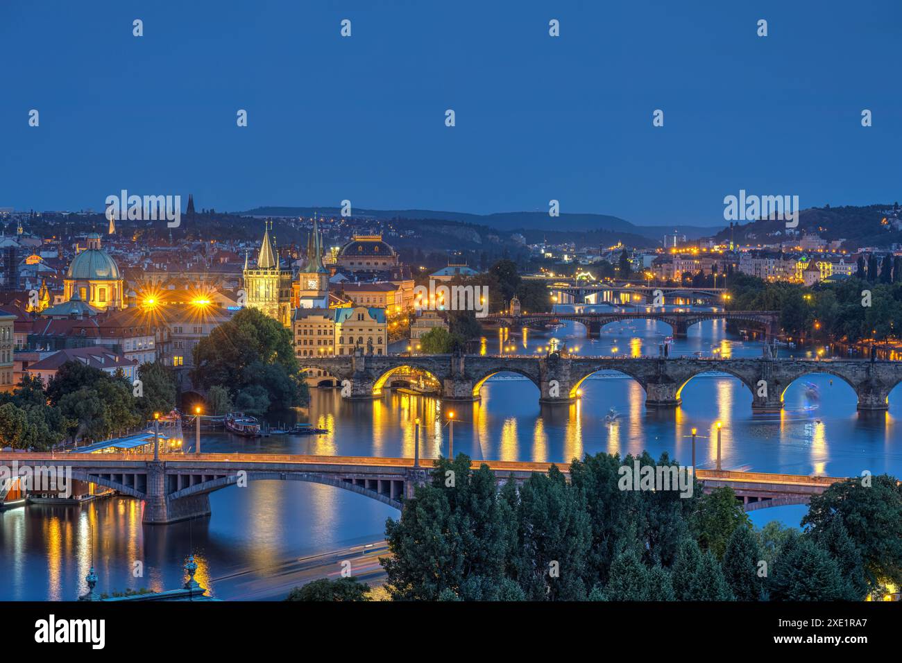 I ponti sul fiume Moldava a Praga al crepuscolo Foto Stock