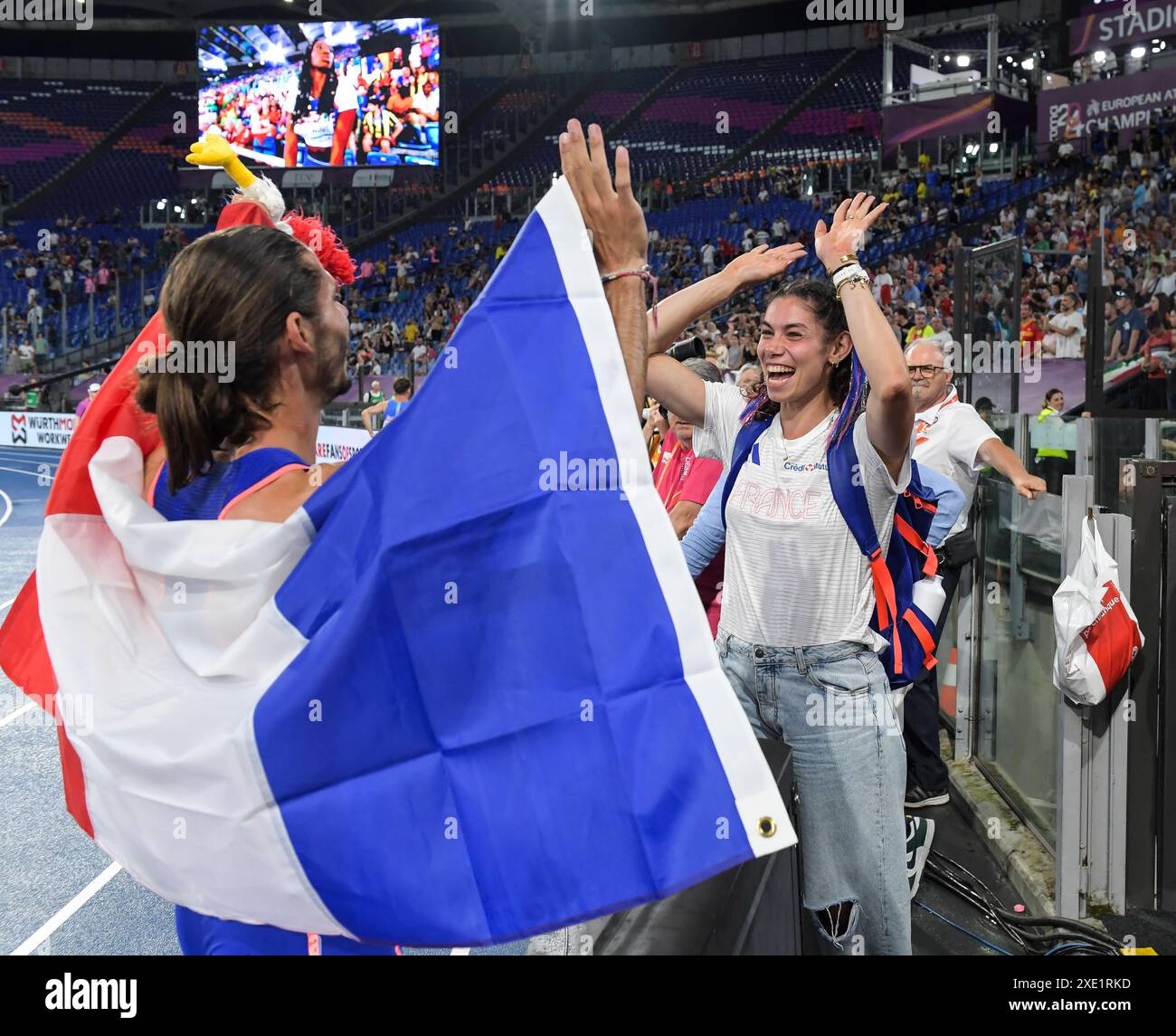 Gabriel Tual di Francia festeggia con gli amici dopo aver vinto l'oro nella finale maschile dei 800 m ai Campionati europei di atletica leggera, Stadio Olimpico, R. Foto Stock