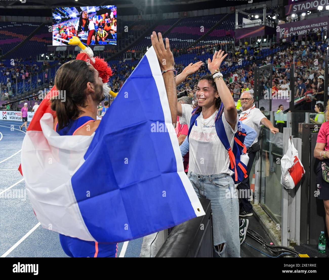 Gabriel Tual di Francia festeggia con gli amici dopo aver vinto l'oro nella finale maschile dei 800 m ai Campionati europei di atletica leggera, Stadio Olimpico, R. Foto Stock