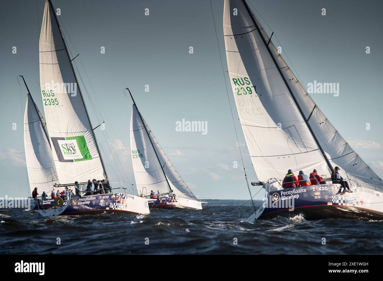 Russia, St. Pietroburgo, 07 luglio 2023: La gara di vela, poche barche in un roll vanno ad alta velocità, le barche a vela sono in regata al sole Foto Stock Russia, St. Pietroburgo, 07 luglio 2023: La gara di vela, poche barche in un roll vanno ad alta velocità, le barche a vela sono in regata al sole Foto Stock
