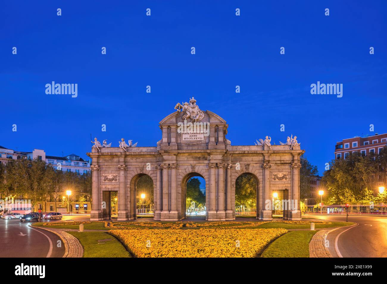 Madrid Spagna, skyline della città notturna a Puerta de Alcala Foto Stock