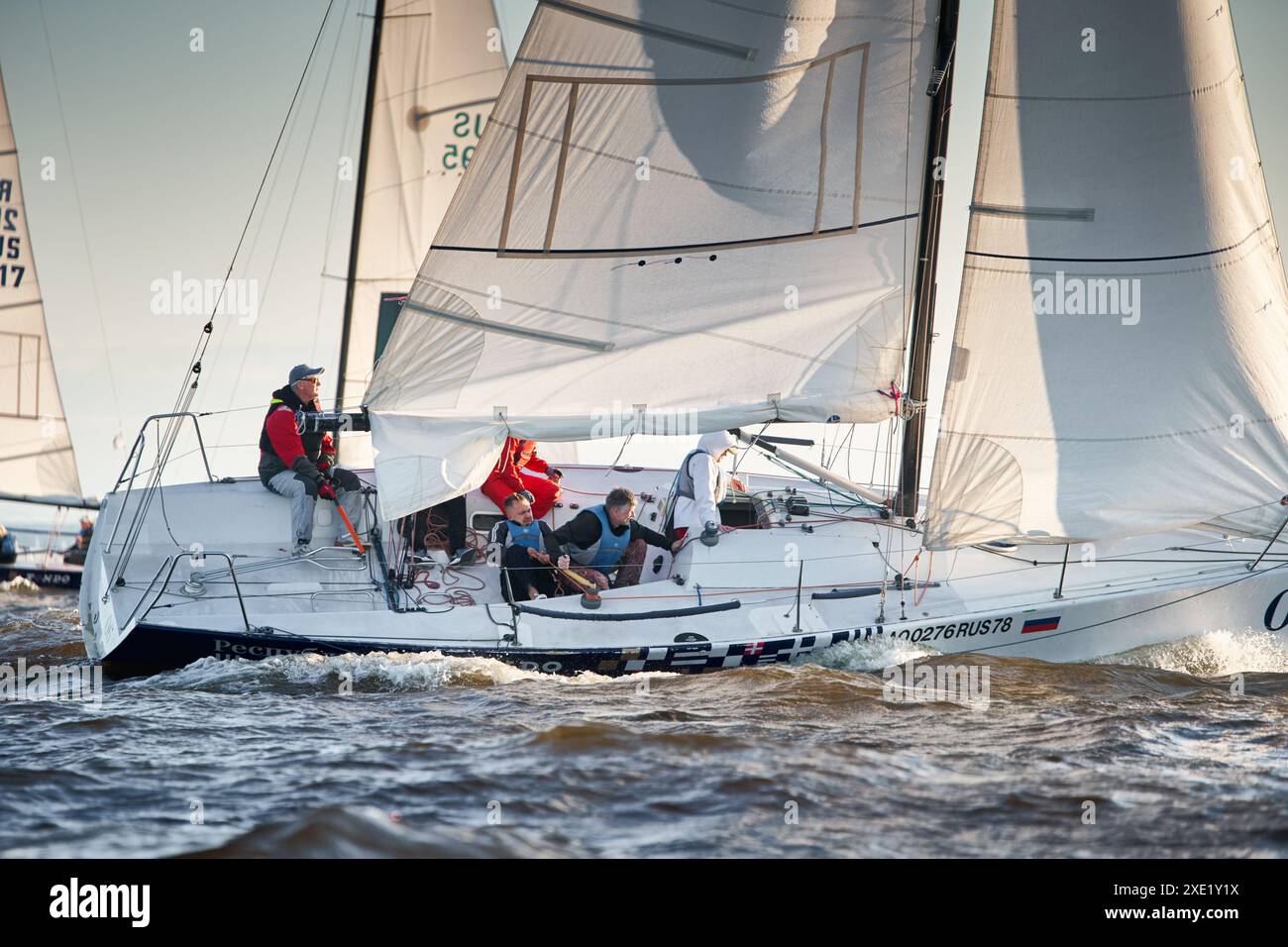Russia, St. Pietroburgo, 07 luglio 2023: La gara di vela, poche barche in un roll vanno ad alta velocità, le barche a vela sono in regata al sole Foto Stock Russia, St. Pietroburgo, 07 luglio 2023: La gara di vela, poche barche in un roll vanno ad alta velocità, le barche a vela sono in regata al sole Foto Stock