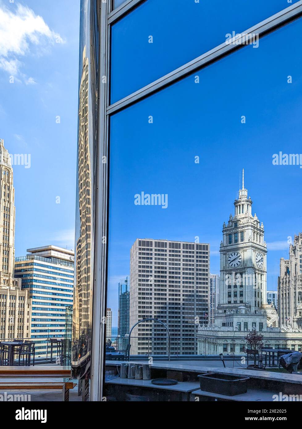 Sorseggiando un bicchiere di vino di prima qualità alla trump Tower di chicago Foto Stock