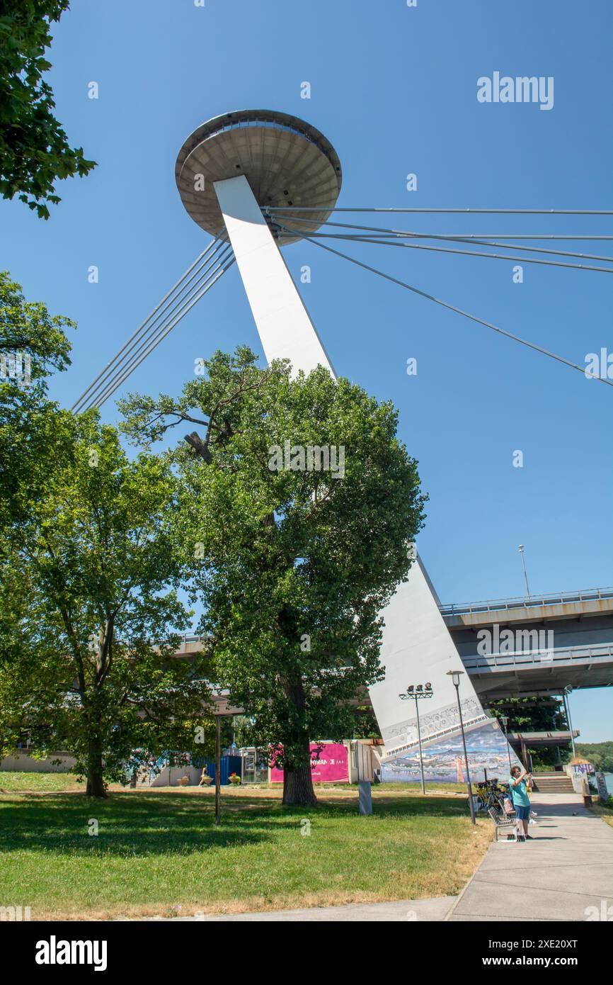 Bratislava, Slovacchia - 15 luglio 2023: Punto panoramico Ponte SNP e Torre UFO a Bratislava. Slovacchia. Foto Stock