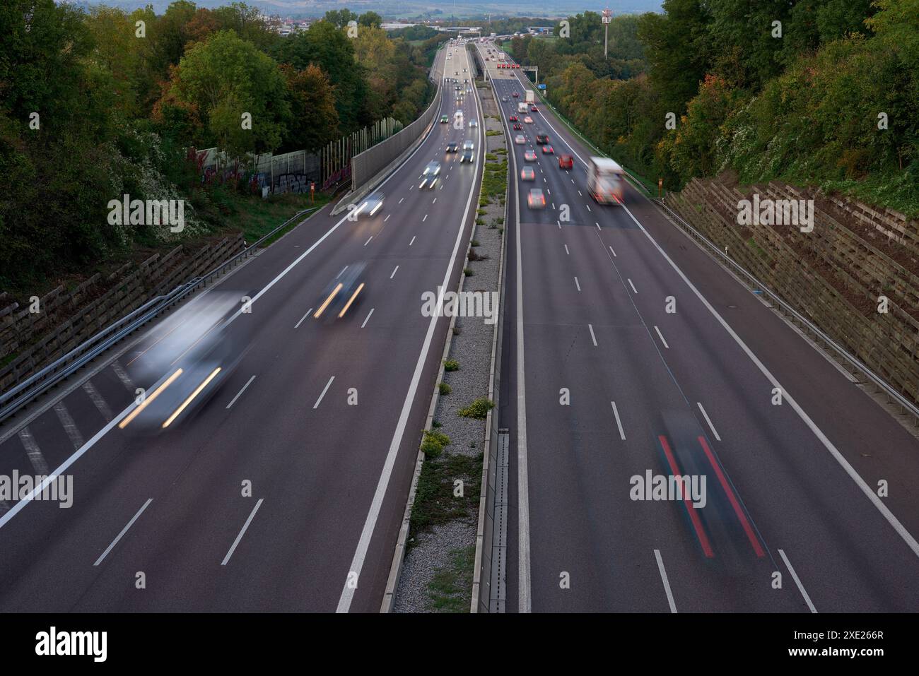 Luci notturne dai fari delle auto sulla rotatoria della città notturna. Tracce di fari sulla strada di notte, esposizione prolungata. Drone ae Foto Stock