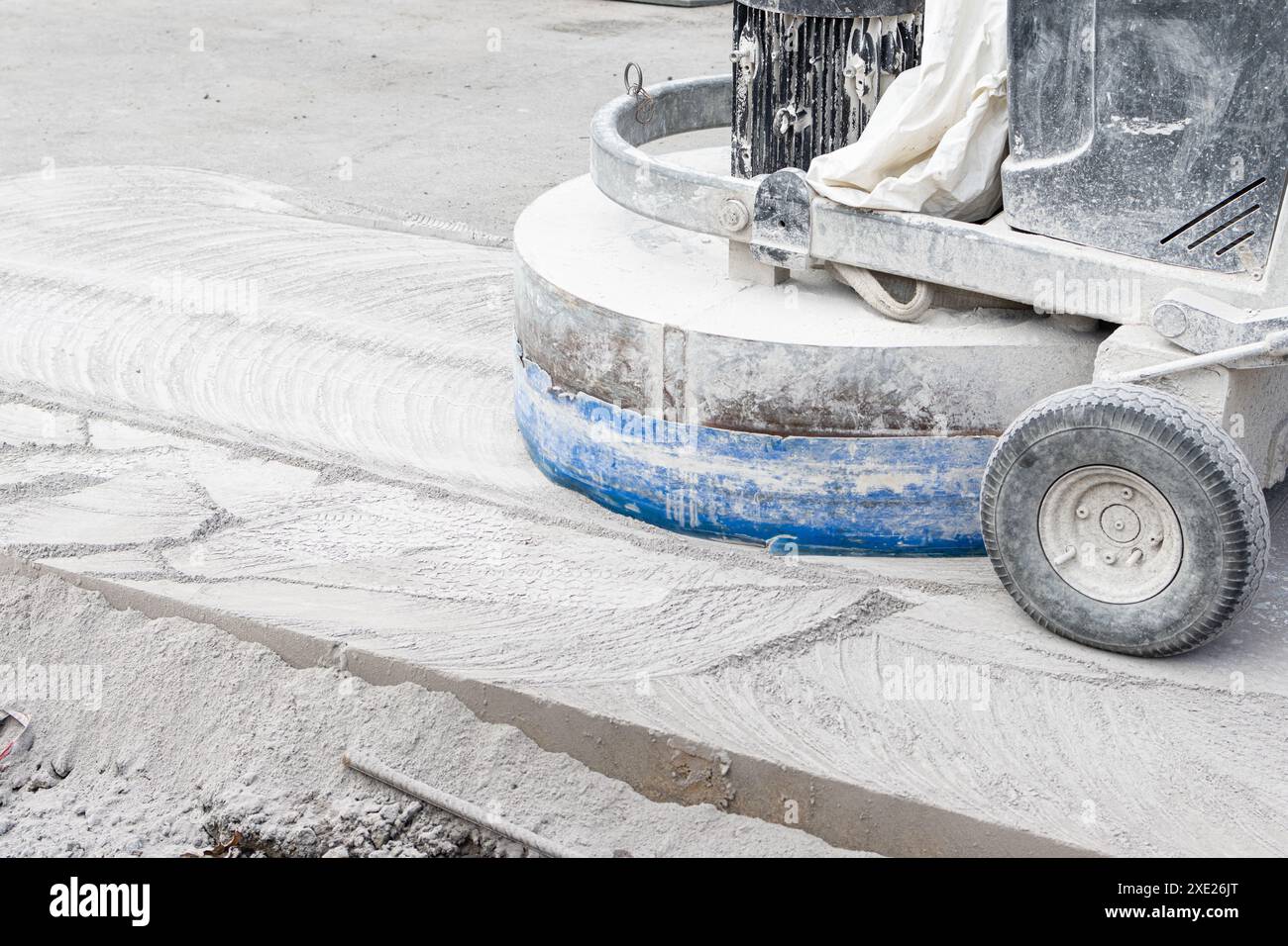 Rettificatrice che lavora su strade urbane in calcestruzzo in cantiere Foto Stock