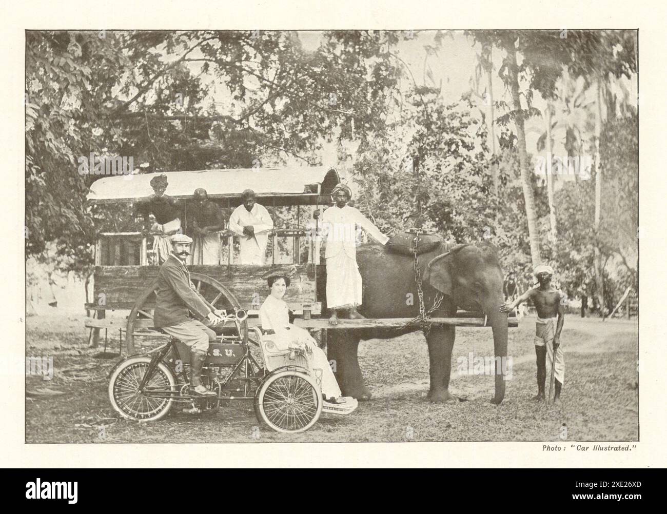 Nuovi e vecchi stili: Carro tri-car ed elefante a Ceylon. Sri Lanka. 1910 Foto Stock