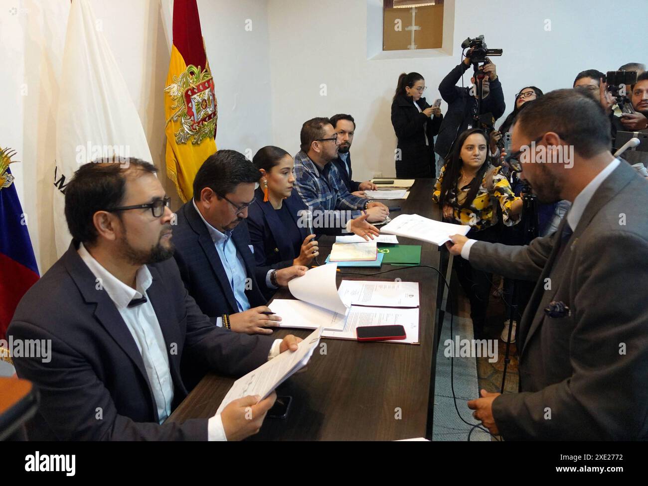 CUENCA CASO SEGURO SOCIAL IESS Cuenca, Ecuador 25 giugno 2024 la mattina di oggi, presso la camera dell’Assemblea di Quinta Bolivar a Cuenca, è iniziato il processo di verifica dei casi di corruzione nell’IESS, i cinque membri dell’assemblea di Azuay Leonardo Berrezueta, Adrian Castro, Sofia Sanchez, Diego Monsalve e Gustavo Jara Quirbes hanno presentato una richiesta di informazioni e documenti sul caso il direttore dell’IESS di Cuenca, Esteban Villa, Herctor Martinez direttore generale responsabile e la sig.ra Rosa Argudo, segretario generale dell'Unione dei lavoratori dello IESS foto SOI CUENCA CASO SEGUROSOCIAL IESS 5a8 Foto Stock