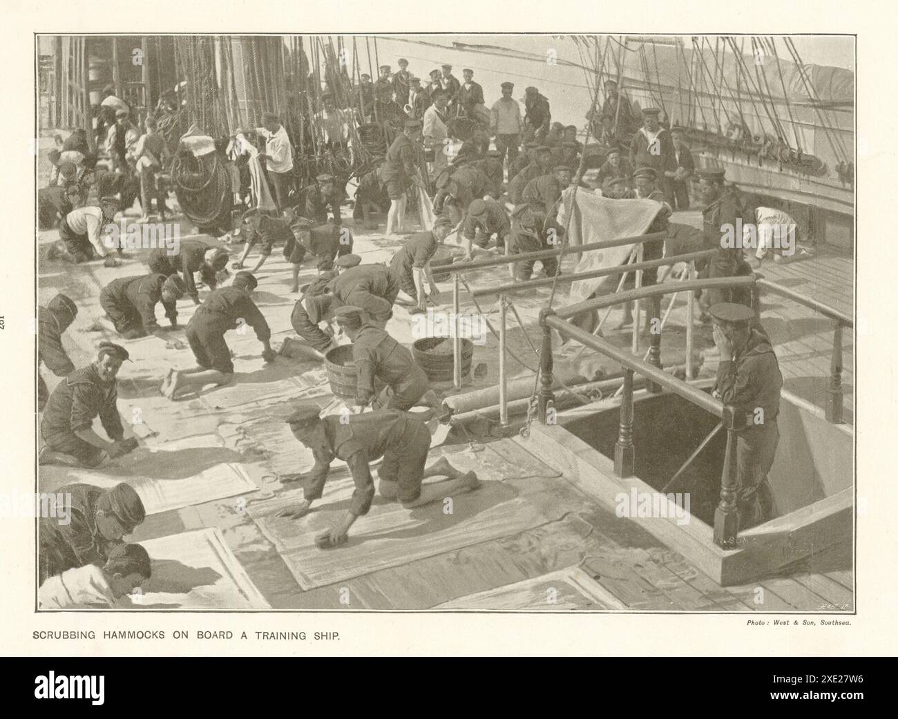 Scrubbing delle amache a bordo di una nave da addestramento. Royal Navy. 1910 Foto Stock