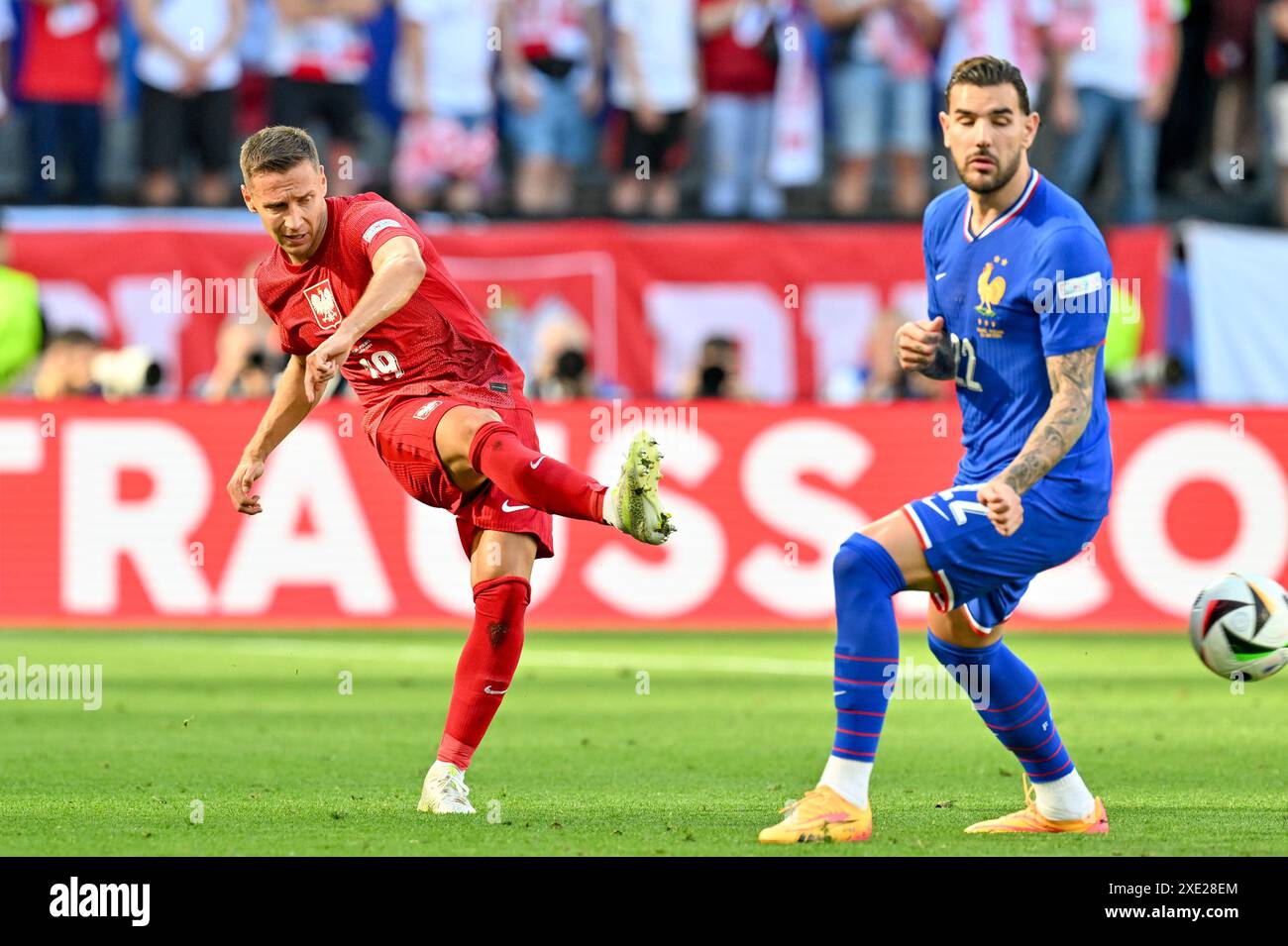 Przemyslaw Frankowski (19) della Polonia nella foto in azione con la difesa di Theo Hernandez (22) della Francia durante una partita di calcio tra le squadre nazionali di Francia e Polonia nella terza giornata del gruppo D nella fase a gironi del torneo UEFA Euro 2024 , martedì 25 giugno 2024 a Dortmund , Germania . FOTO SPORTPIX | David Catry Foto Stock