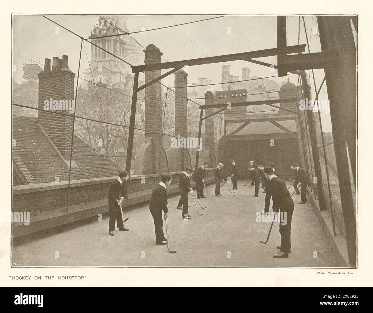 Hockey su pista. YHA London St. Paul's, 36 Carter Lane 1910 Foto Stock