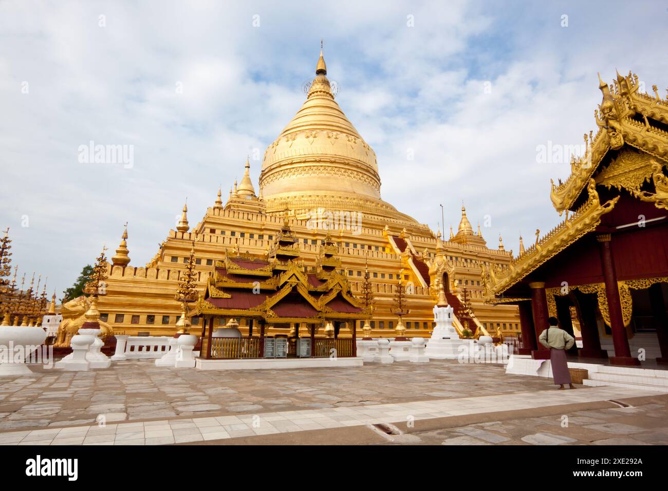 Grande pagoda dorata nel tempio buddista Shwezigon. Foto Stock