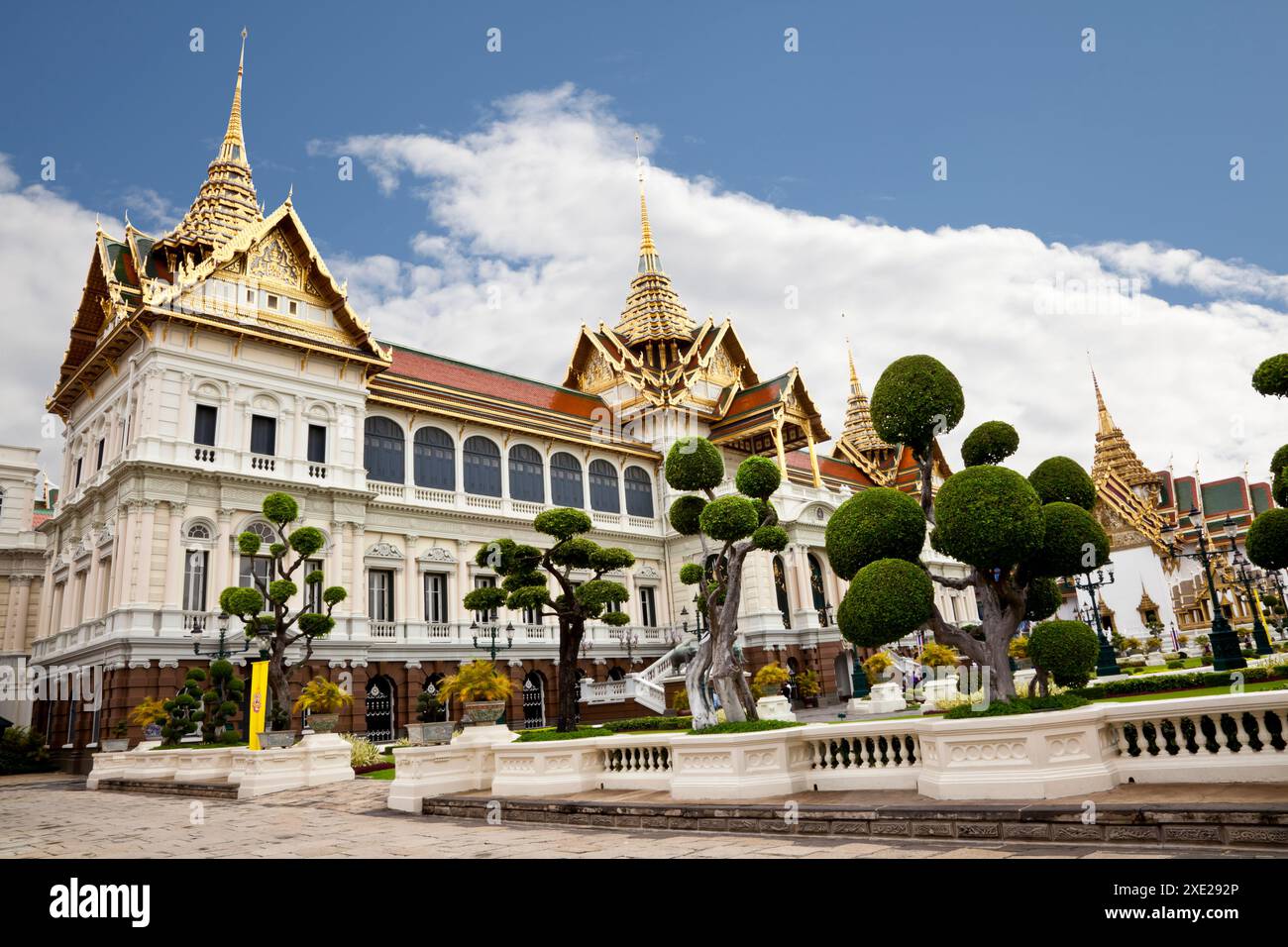 Vista di Phra Thinang Chakri Maha Prasat nel complesso del Grand Palace reale tailandese a Bangkok. Foto Stock