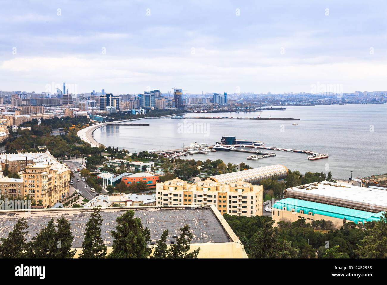 Vista del paesaggio urbano di Baku e del Mar Caspio. Foto Stock