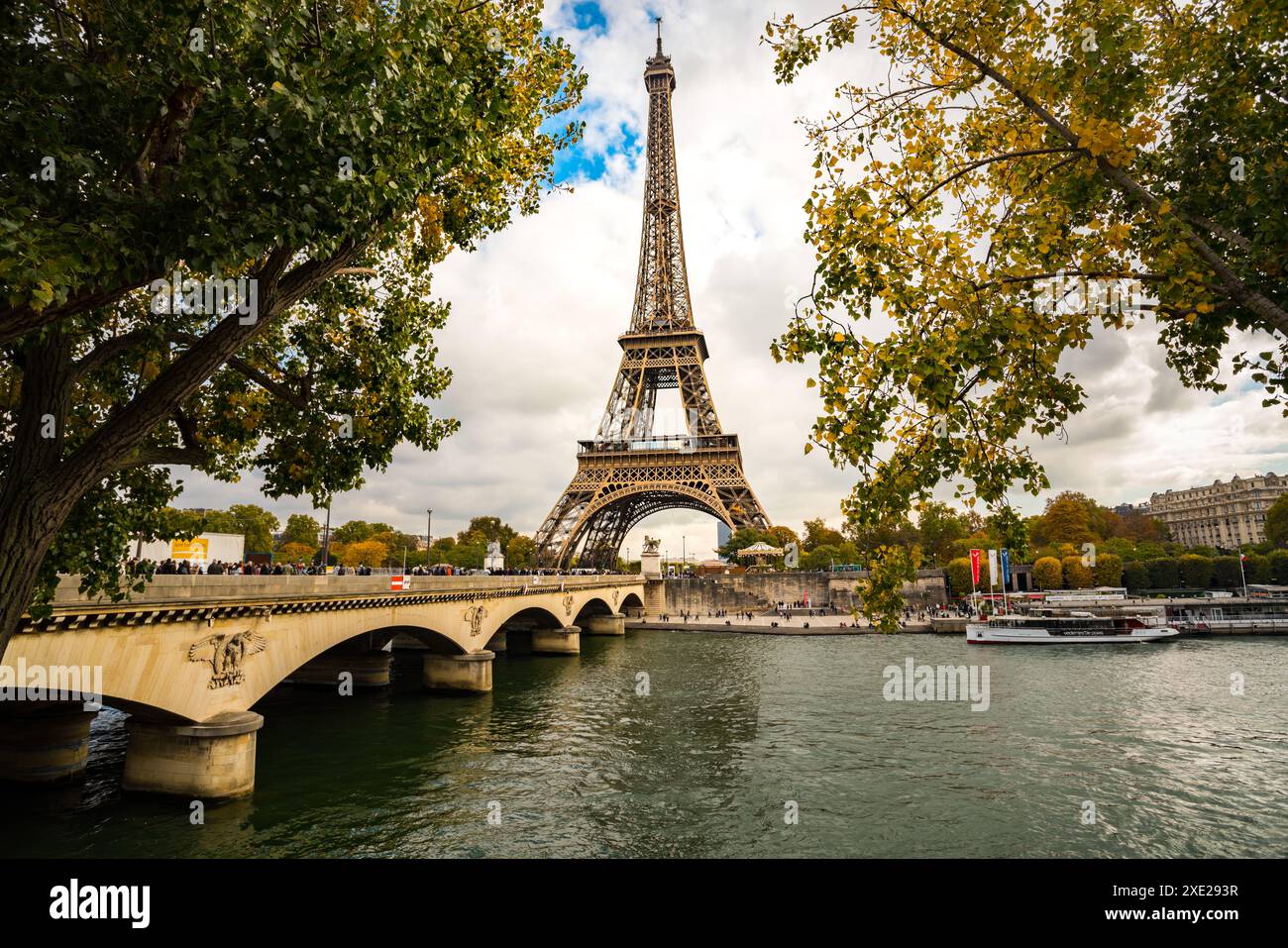 Vista della Torre Eiffel, della Senna e del Ponte Jena a Parigi. Foto Stock