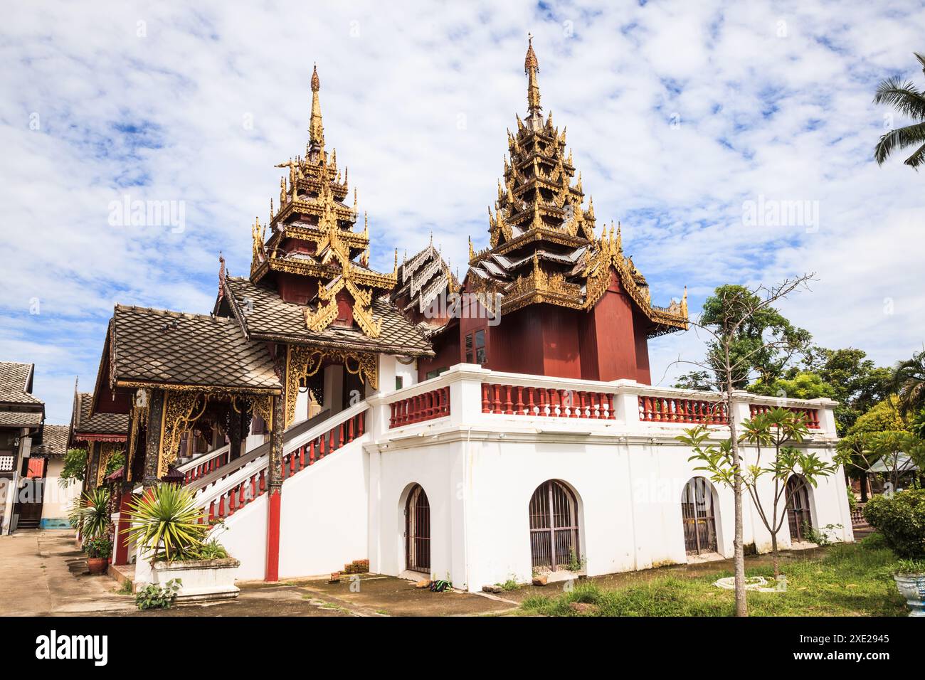 Vista di Wat Sri Chum, splendido tempio buddista in stile birmano a Lampang. Foto Stock