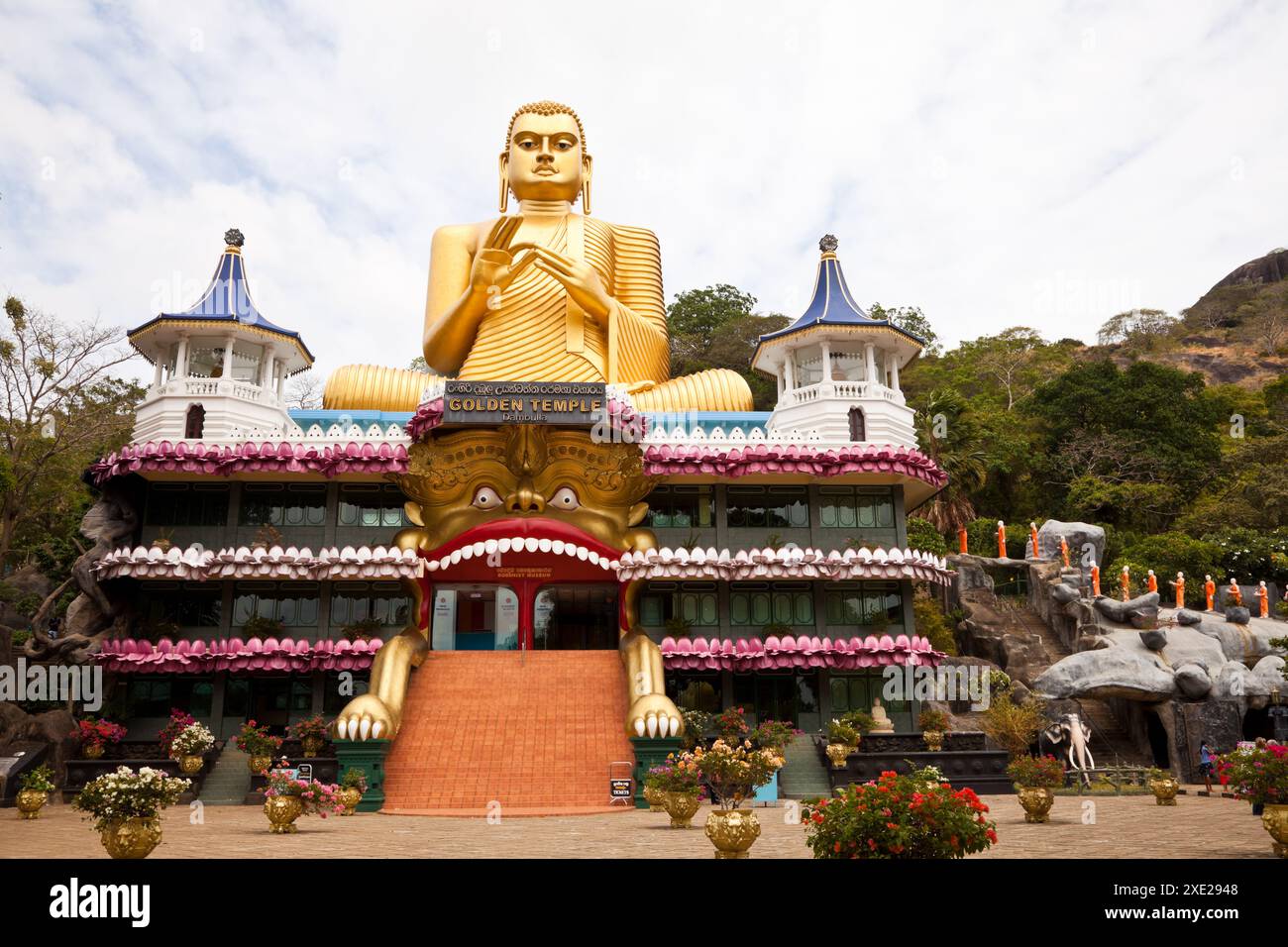 Scultura della grande statua dorata del Buddha e Museo buddista a Dambulla. Foto Stock