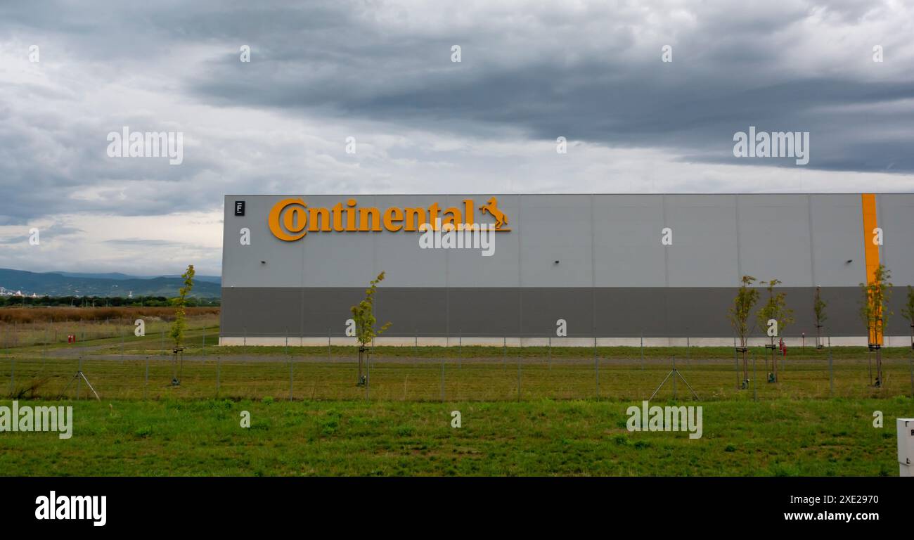 Bratislava, Slovacchia - 3 settembre 2023: Insegna continentale su un muro. Continental è il terzo più grande supplemento automobilistico al mondo Foto Stock
