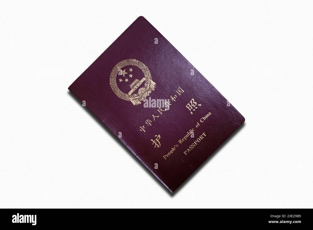 Primo piano su un passaporto cinese isolato su sfondo bianco. Foto Stock