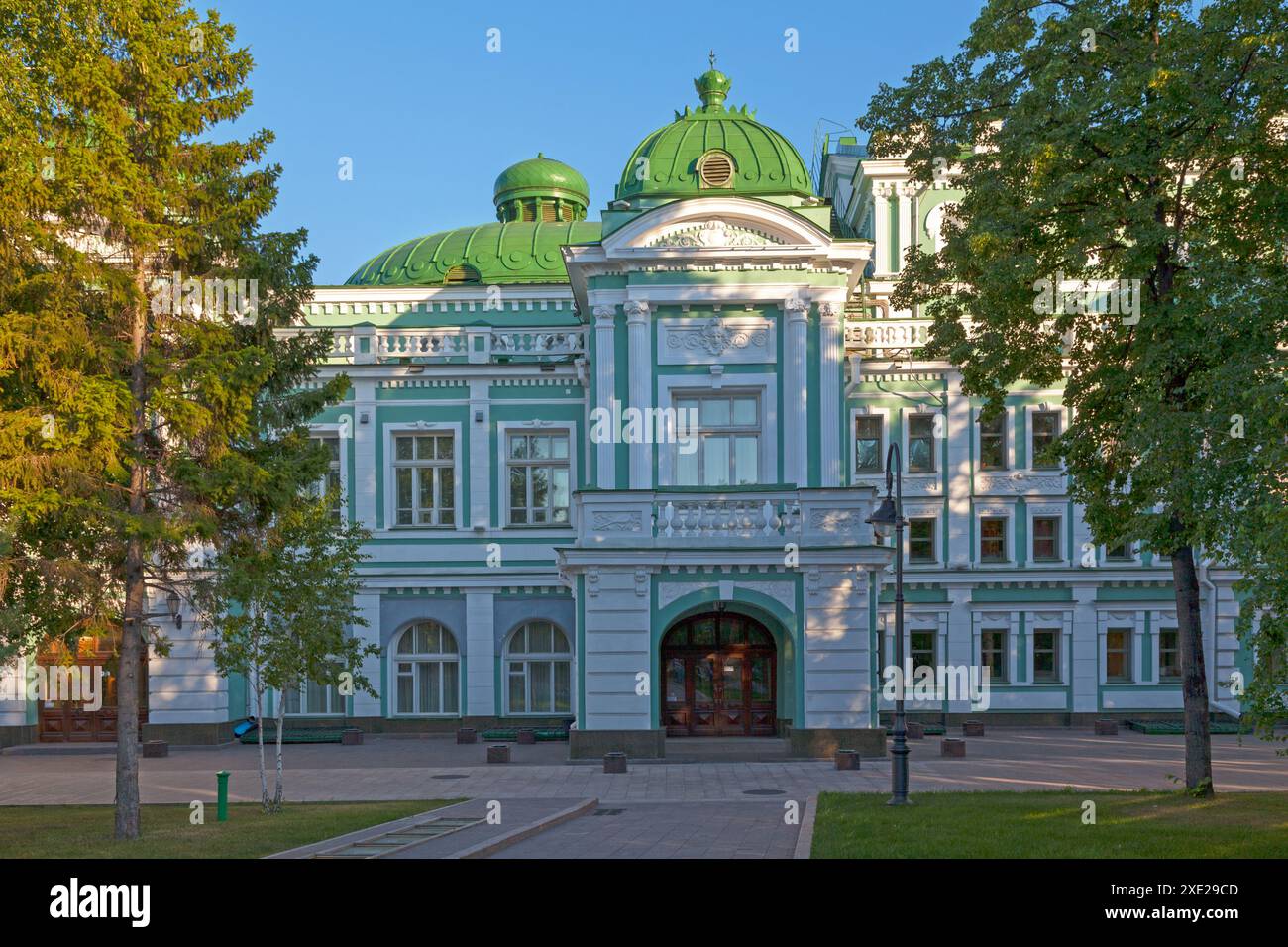 L'Omsk State Academic Drama Theater (in russo: Омский академический театр драмы) è il più grande e antico teatro accademico russo in Siberia. Foto Stock