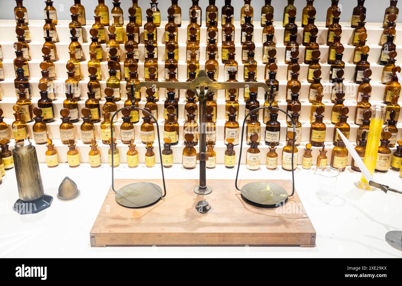Grasse, Francia: Raccolta di profumi antichi in laboratorio con equilibrio vintage Foto Stock