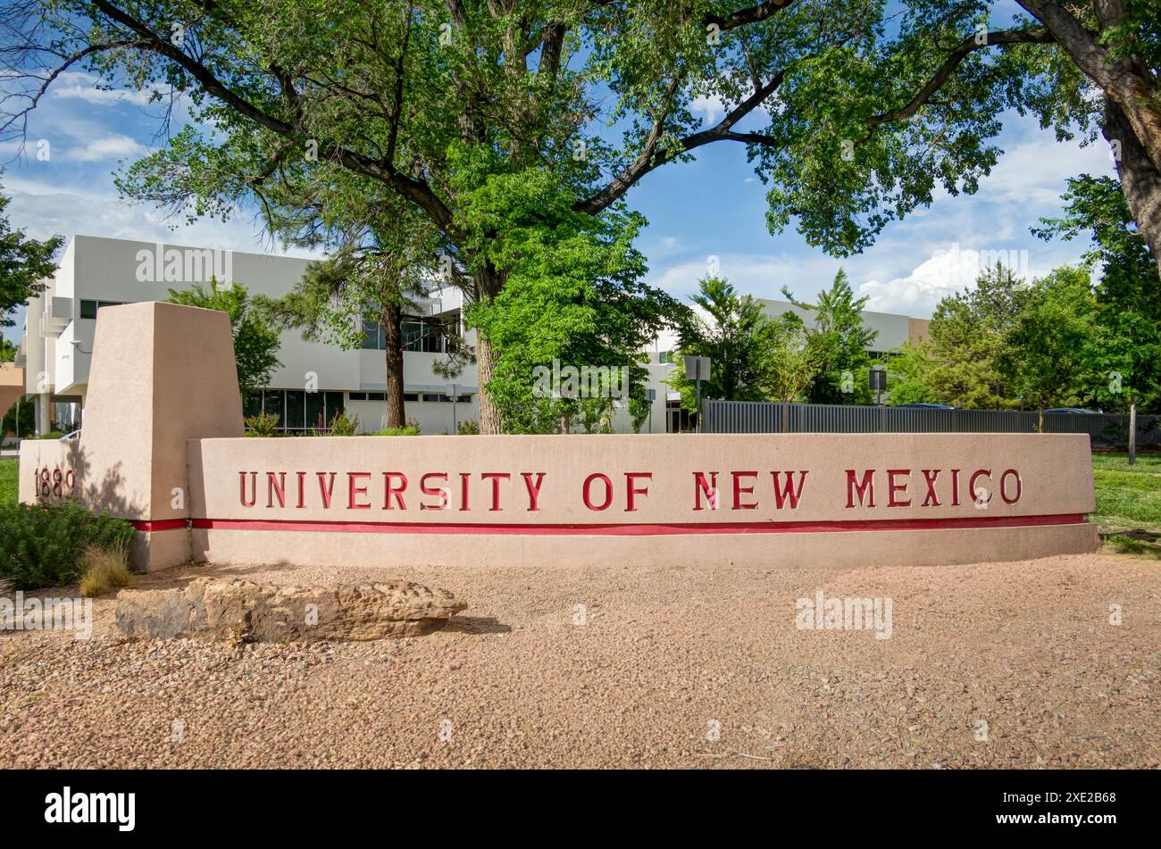 ALBUQUERQUE, NEW MEXICO, USA - 15 MAGGIO 2024: Cartello di ingresso presso l'Università del New Mexico. Foto Stock