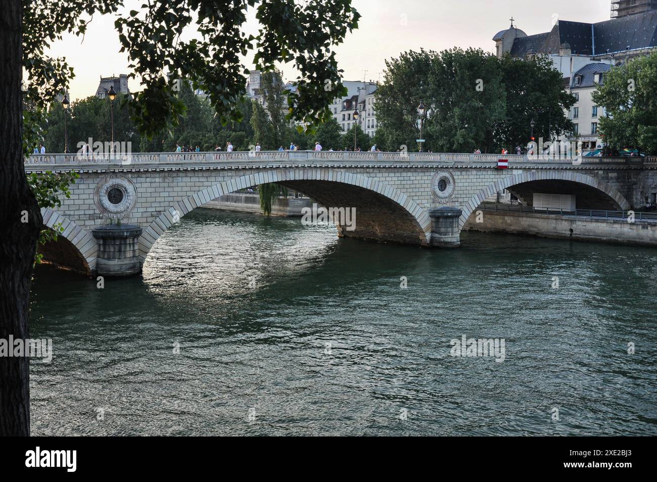 Il Pont Louis-Philippe, un ponte sul fiume Senna a Parigi Foto Stock