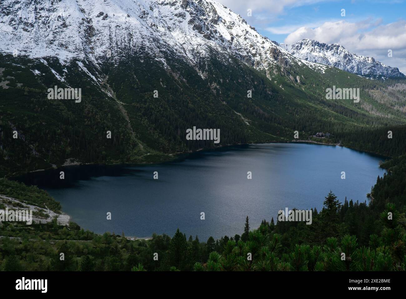 Morskie Oko Snowy Mountain Hut in Polish Tatry Mountains, vista droni, Zakopane, Polonia. Foto aerea della splendida collina verde Foto Stock