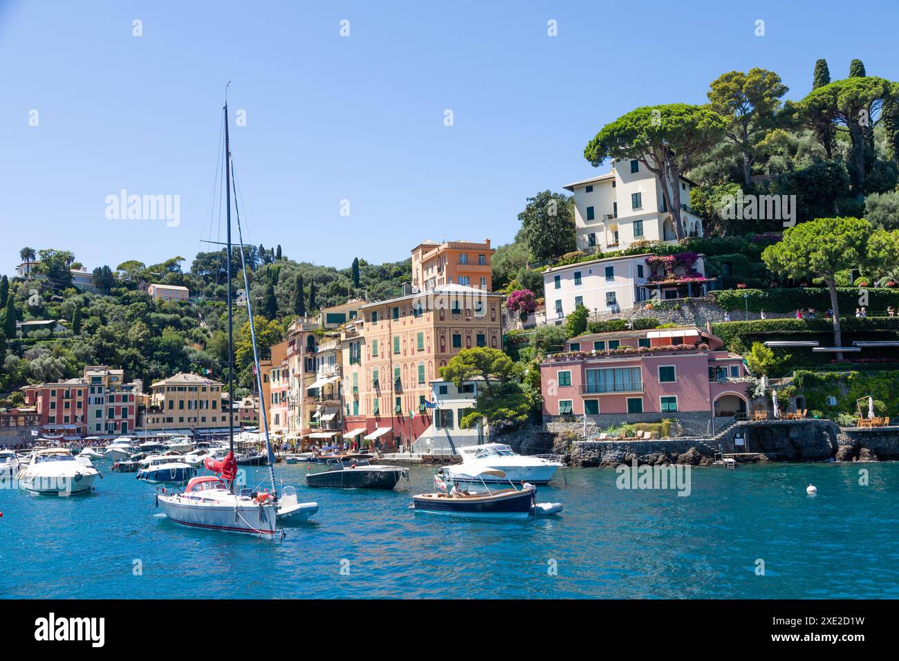 Portofino, Italia - panorama panoramico con mare e yacht di lusso. Destionazione di viaggio in Italia Foto Stock