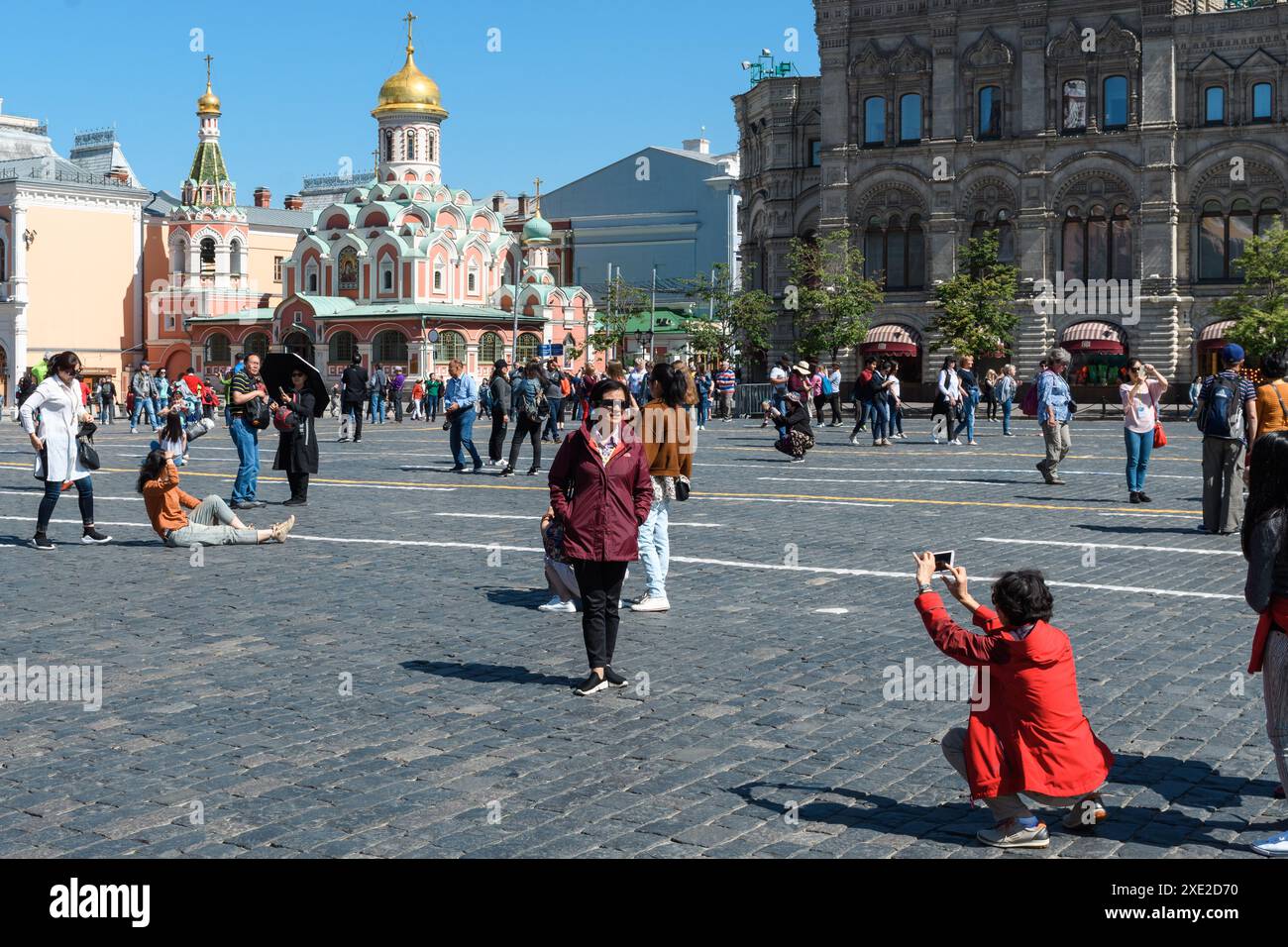 Mosca, Russia - 26 maggio 2018: I turisti catturano i ricordi presso l'iconica Piazza Rossa. Foto Stock