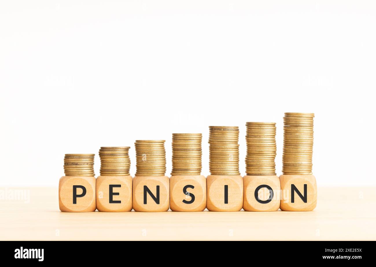 Parola pensione in blocchi di legno con monete impilate in pile crescenti. Ritirarsi nel concetto di ricchezza. Copia spazio Foto Stock