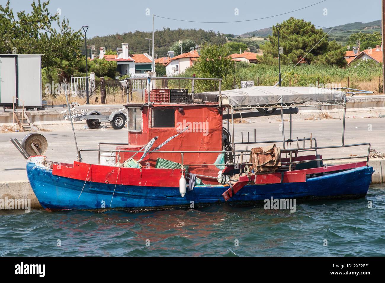 Vecchia barca da pesca d'epoca nel porto del Mediterraneo in una soleggiata giornata estiva Foto Stock