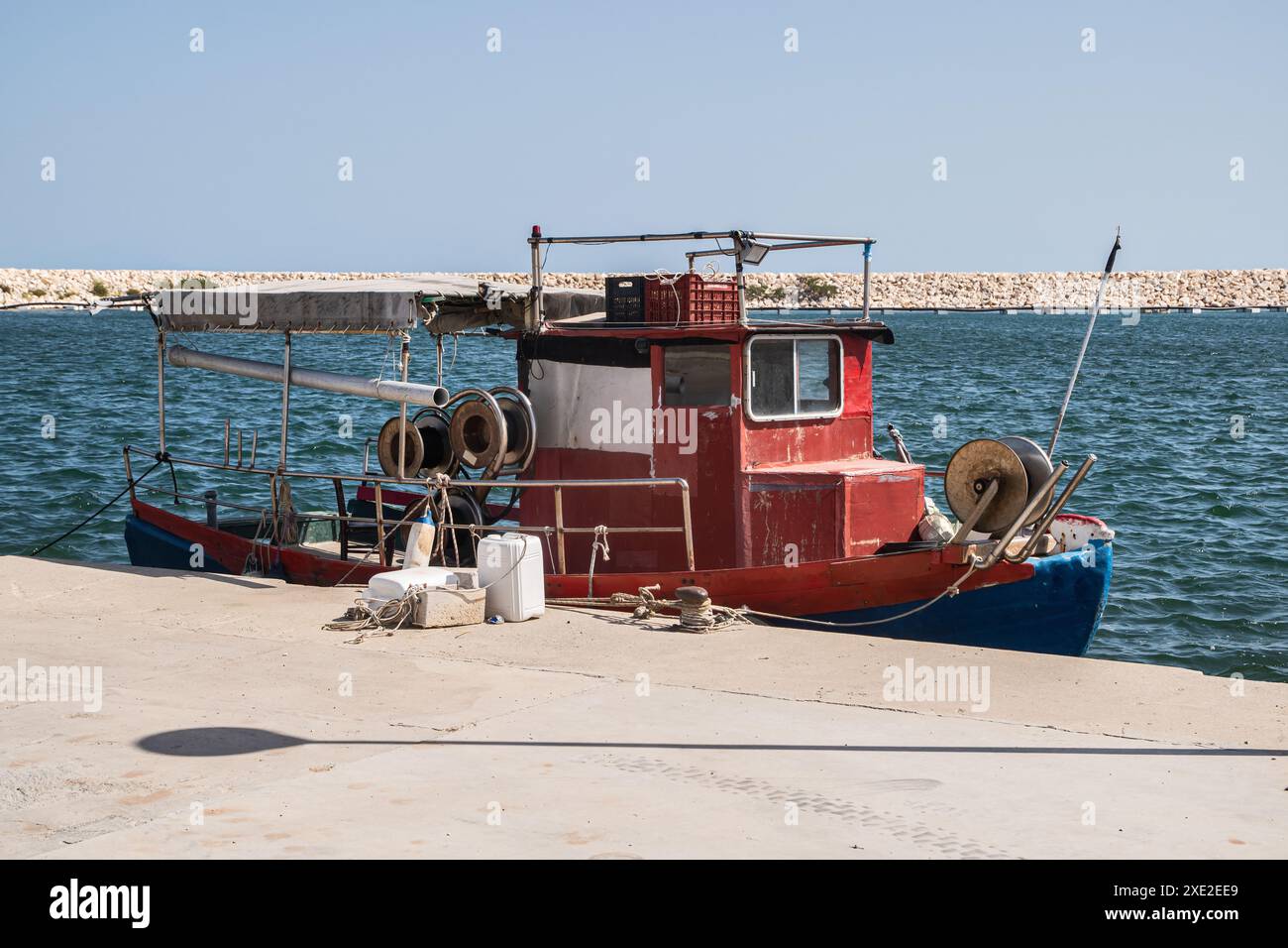 Vecchia barca da pesca d'epoca nel porto del Mediterraneo in una soleggiata giornata estiva Foto Stock