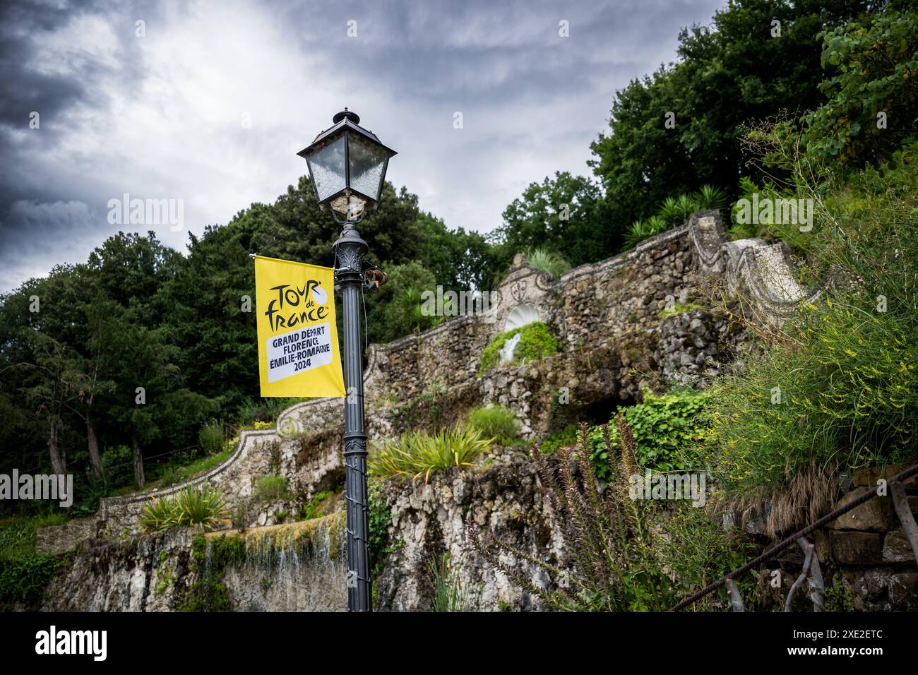 Firenze, Francia. 25 giugno 2024. L'immagine mostra i preparativi in vista della gara ciclistica Tour de France 2024, martedì 25 giugno 2024, a Firenze, Italia. La 111a edizione del Tour de France inizia sabato 29 giugno a Firenze, Italia, e si conclude a Nizza, Francia, il 21 luglio. BELGA PHOTO JASPER JACOBS credito: Belga News Agency/Alamy Live News Foto Stock