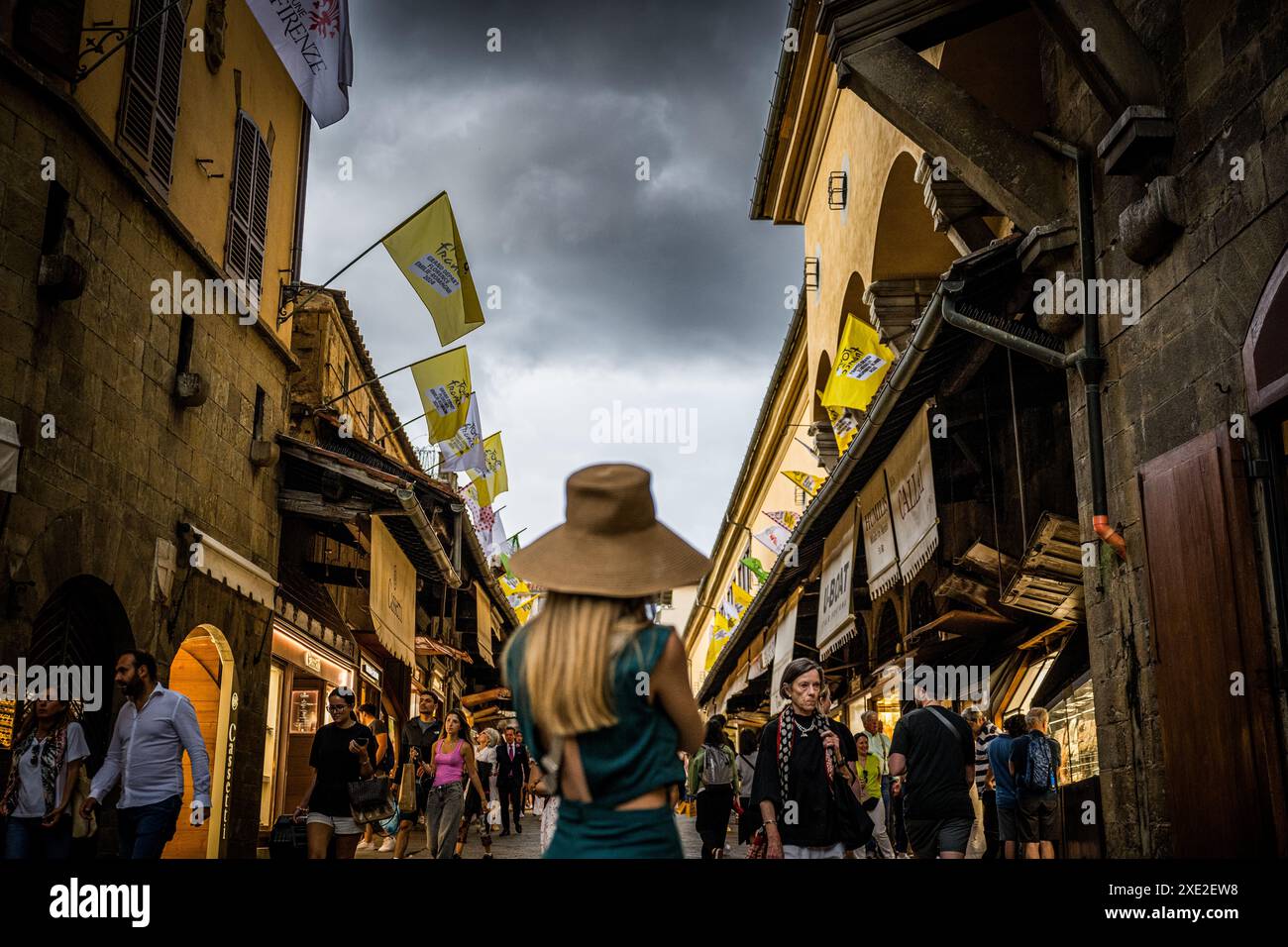 Firenze, Francia. 25 giugno 2024. L'immagine mostra Ponte Vecchio durante i preparativi in vista della gara ciclistica Tour de France 2024, martedì 25 giugno 2024, a Firenze, Italia. La 111a edizione del Tour de France inizia sabato 29 giugno a Firenze, Italia, e si conclude a Nizza, Francia, il 21 luglio. BELGA PHOTO JASPER JACOBS credito: Belga News Agency/Alamy Live News Foto Stock