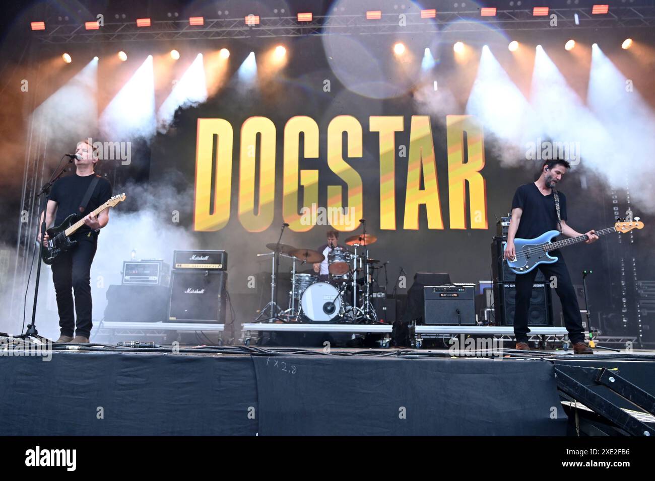 Zagabria, Croazia, 250624. L'attore americano Keanu Reeves con Bret Domrose e Robert mailhouse si esibisce con la band Dogstar al secondo giorno del festival INmusic al lago Jarun. Foto: Vanesa Pandzic / CROPIX Zagabria Croazia Copyright: XxVanesaxPandzicx/xCROPIXx dogstar inmusic11-250624 Foto Stock