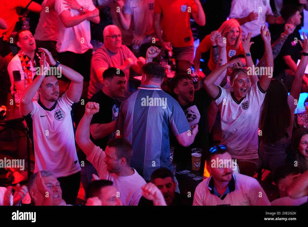 Tifosi inglesi al BOXPark di Liverpool, che guardano la partita UEFA Euro 2024 del gruppo C tra Inghilterra e Slovenia. Data foto: Martedì 25 giugno 2024. Foto Stock