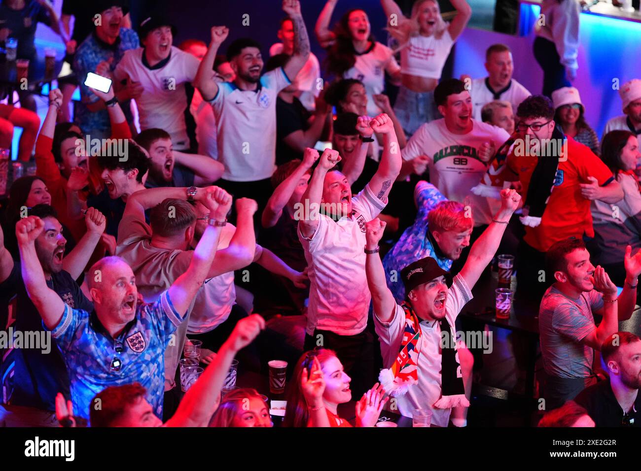 Tifosi inglesi al BOXPark di Liverpool, che guardano la partita UEFA Euro 2024 del gruppo C tra Inghilterra e Slovenia. Data foto: Martedì 25 giugno 2024. Foto Stock