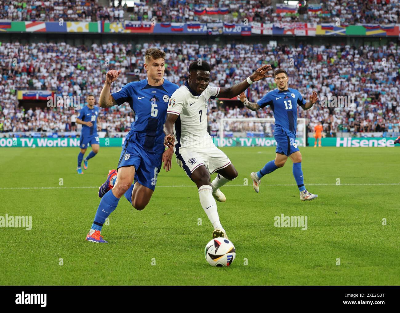 Colonia, Germania. 25 giugno 2024. Bukayo Saka dell'Inghilterra si arrabbia con Jaka Bijol della Slovenia durante la partita dei Campionati europei UEFA allo Stadio di Colonia, Colonia. Il credito per immagini dovrebbe essere: David Klein/Sportimage Credit: Sportimage Ltd/Alamy Live News Foto Stock