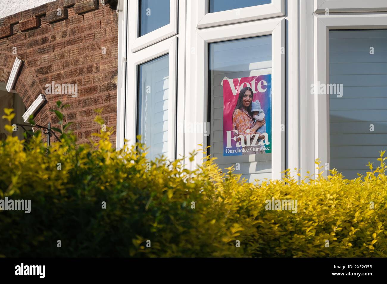 Poster per Faiza Shaheen, l'ex candidata laburista a Chingford e Woodford Green che ora corre come indipendente Foto Stock