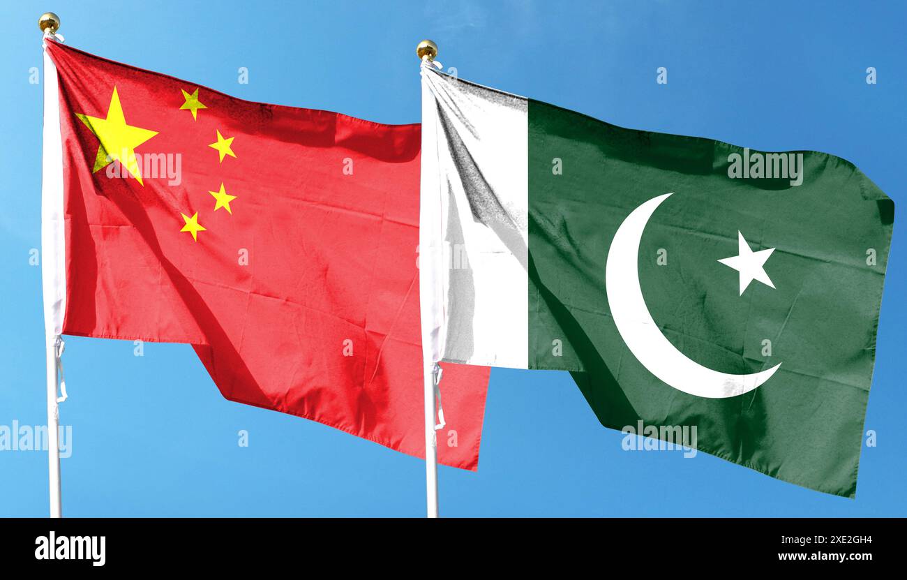Bandiera cinese e bandiera pakistana sul cielo nuvoloso. sventolando nel cielo Foto Stock