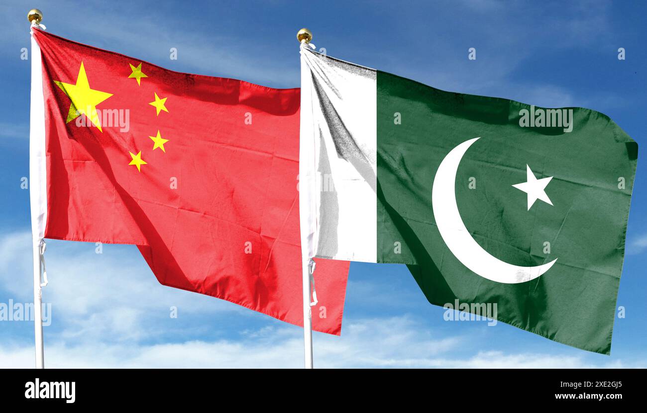 Bandiera cinese e bandiera pakistana sul cielo nuvoloso. sventolando nel cielo Foto Stock