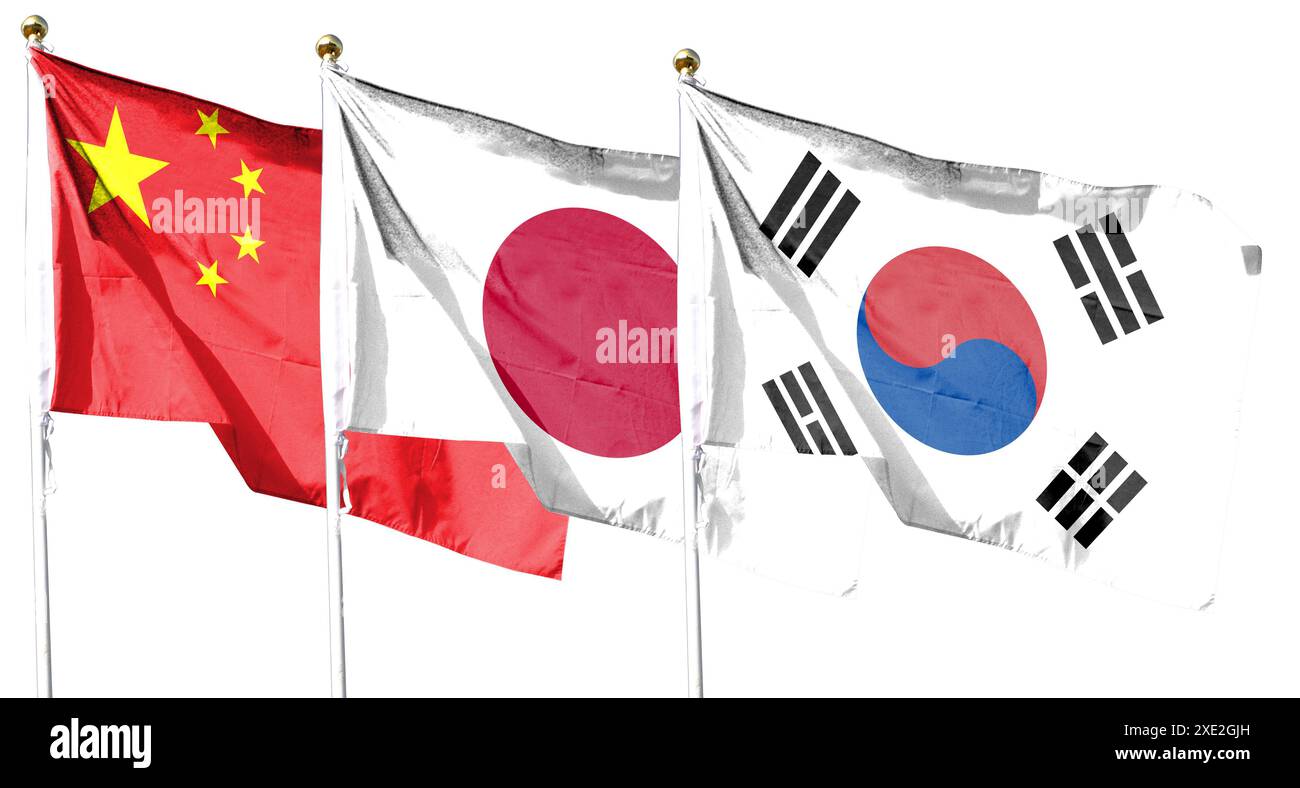 Bandiera della Cina e bandiera del Giappone e della Corea del Sud. Volare sul cielo nuvoloso. sventolando nel cielo Foto Stock