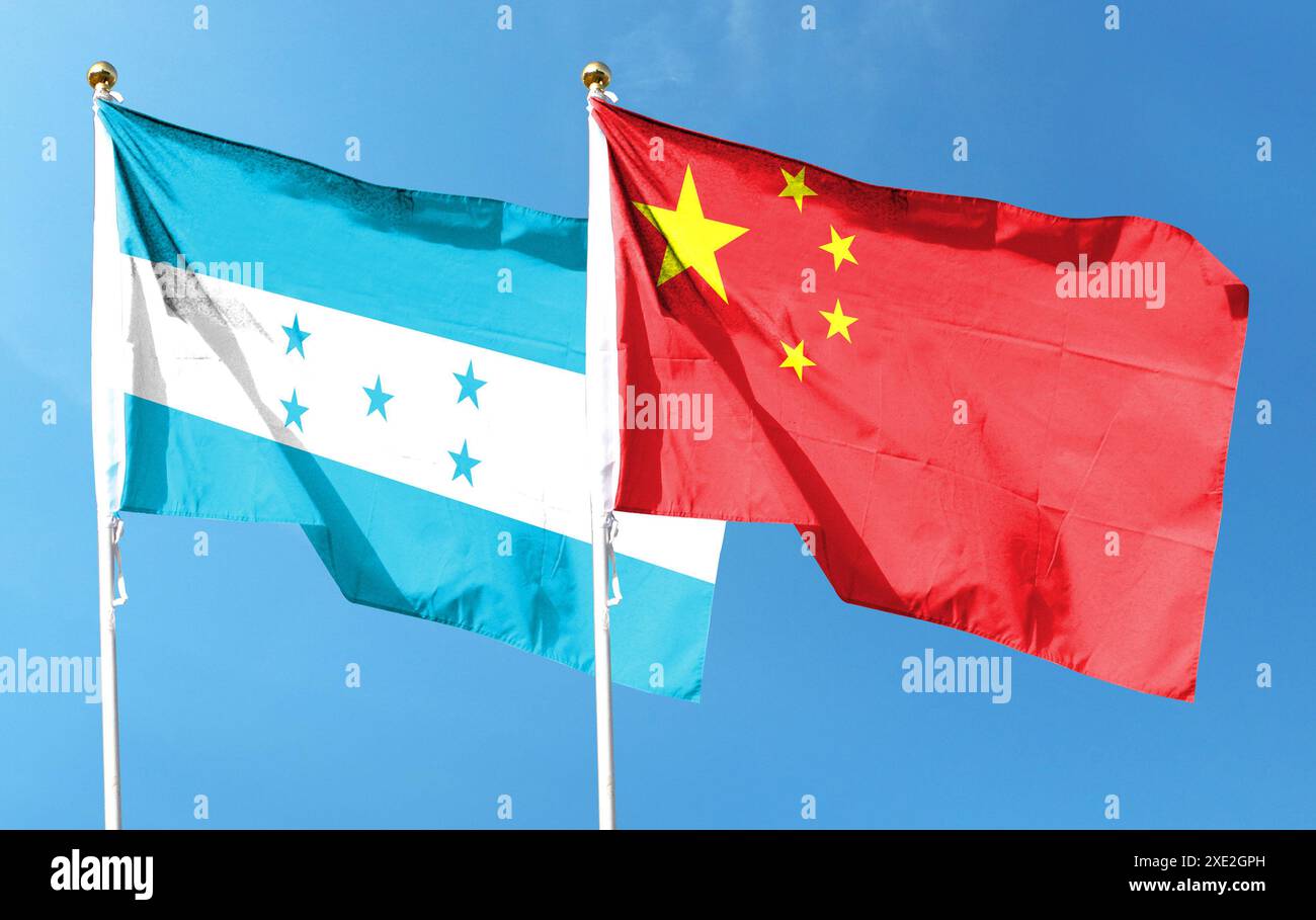 Bandiera della Cina e bandiera dell'Honduras sul cielo nuvoloso. sventolando nel cielo Foto Stock