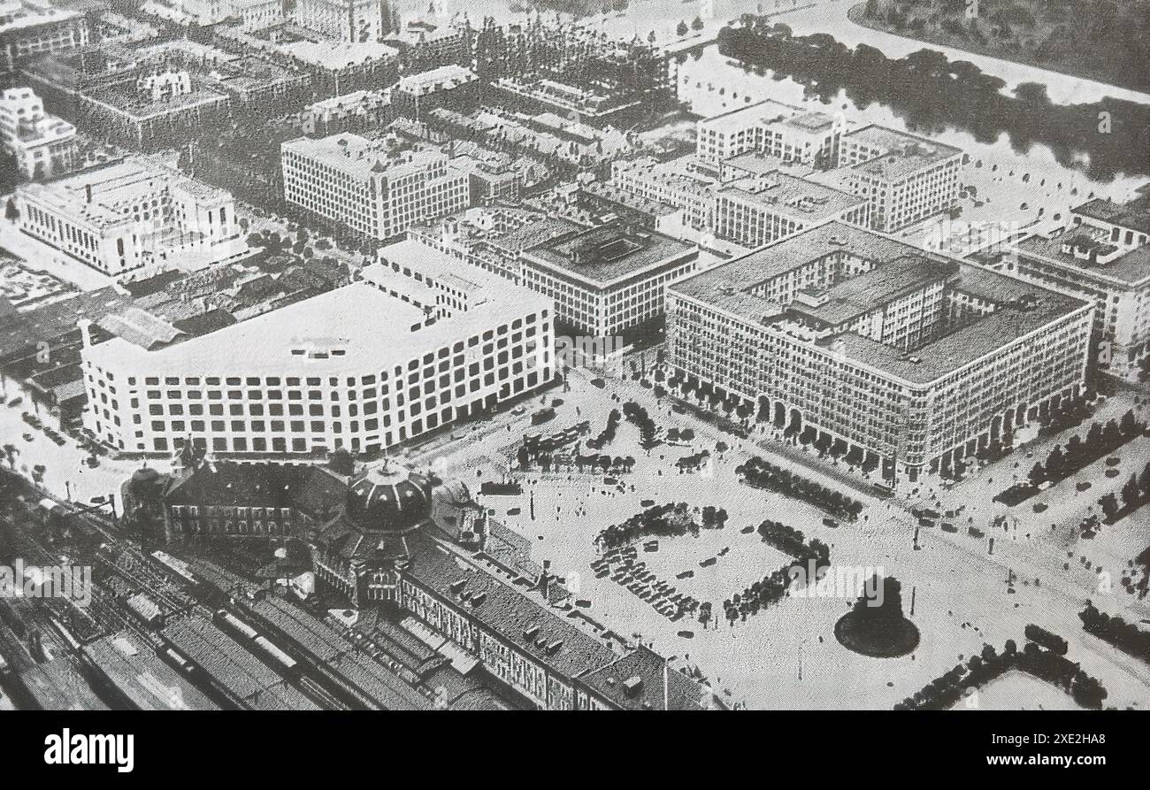 Viersen, Germania - 9 maggio. 2024: Vista aerea delle vecchie foto in bianco e nero della stazione di Tokyo con l'ufficio postale centrale CA. 1940 (focalizzazione sul centro) Foto Stock