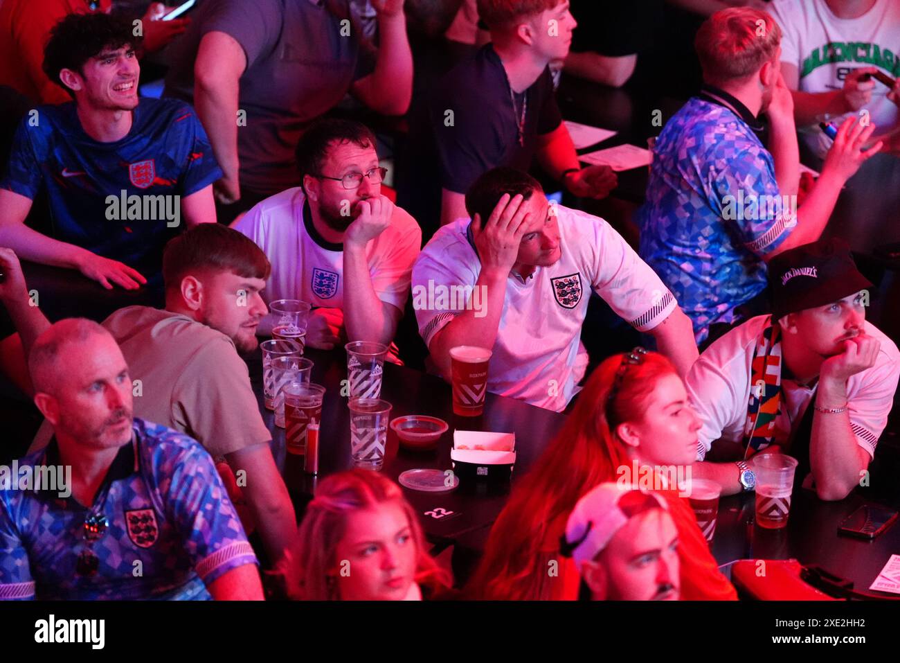 Tifosi inglesi al BOXPark di Liverpool, che guardano la partita UEFA Euro 2024 del gruppo C tra Inghilterra e Slovenia. Data foto: Martedì 25 giugno 2024. Foto Stock