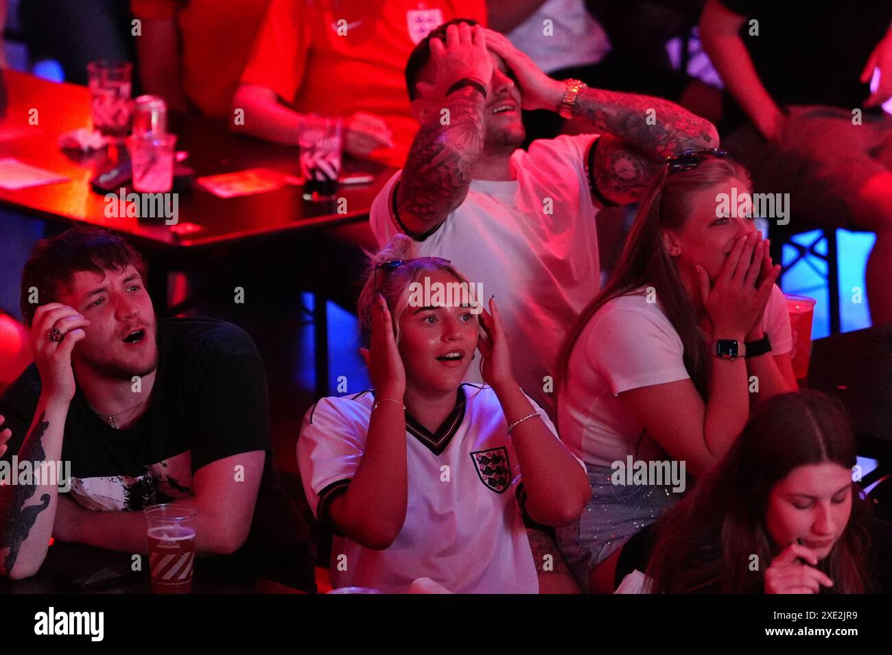 Tifosi inglesi al BOXPark di Liverpool, che guardano la partita UEFA Euro 2024 del gruppo C tra Inghilterra e Slovenia. Data foto: Martedì 25 giugno 2024. Foto Stock