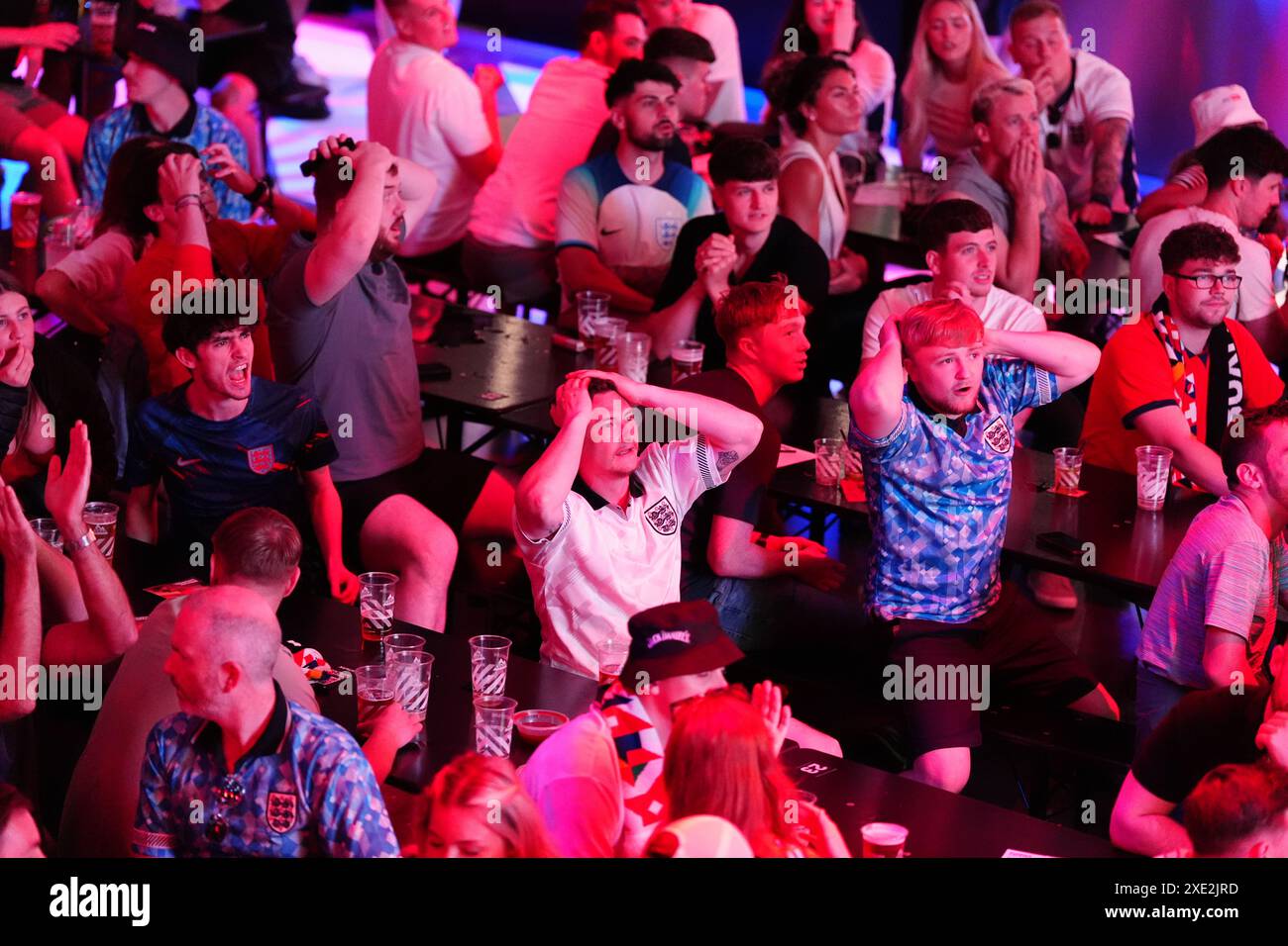 Tifosi inglesi al BOXPark di Liverpool, che guardano la partita UEFA Euro 2024 del gruppo C tra Inghilterra e Slovenia. Data foto: Martedì 25 giugno 2024. Foto Stock
