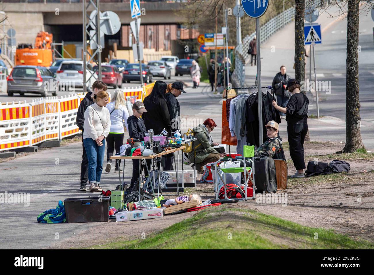 Persone che navigano su beni usati al mercato delle pulci pop-up di Dallapé Park nel quartiere Vallila di Helsinki, Finlandia Foto Stock
