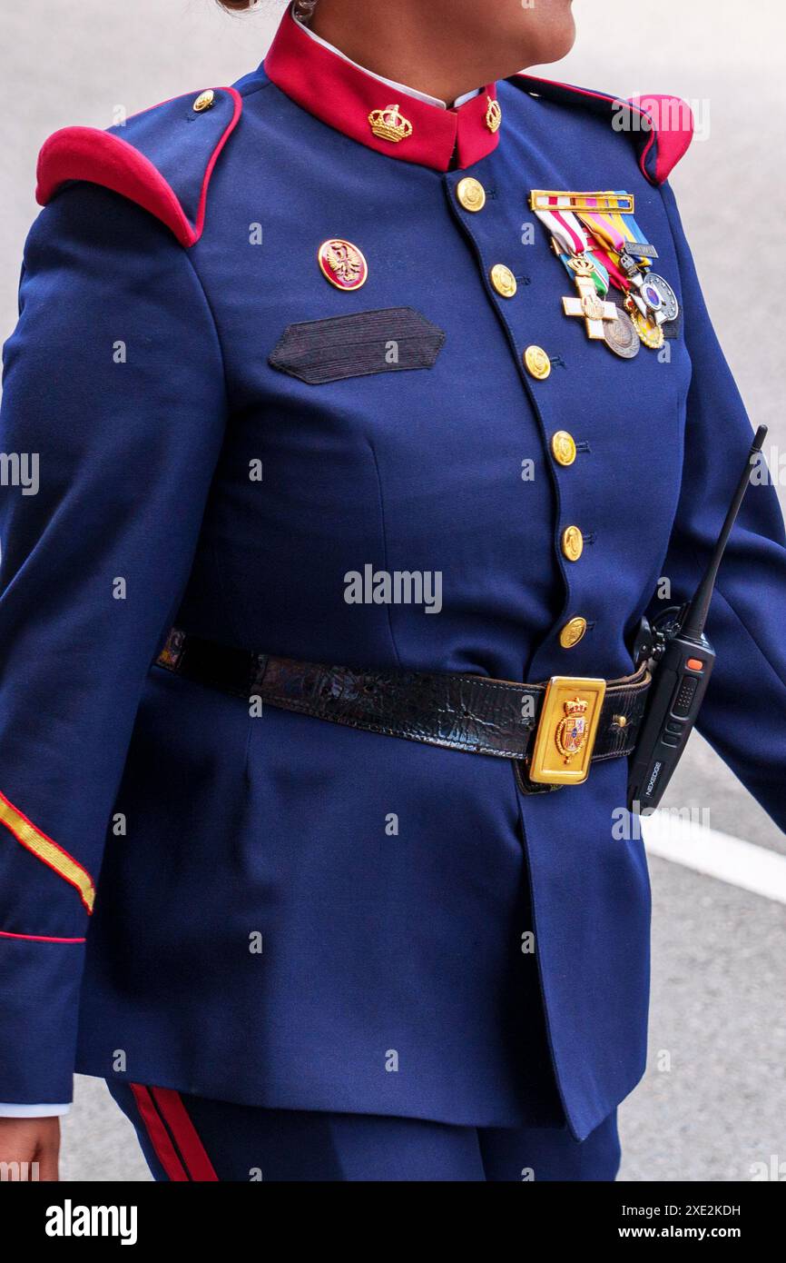 Oviedo, Spagna - 25 maggio 2024: Ufficiale militare femminile della Guardia reale di Spagna in uniforme festosa con medaglie e radio attaccata alla sua cintura c Foto Stock